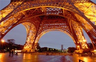 Na Eiffelově věži v Paříži hlášena bomba. Evakuováno 25.000 turistů.
