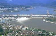 Čína - Přehrada Tři soutěsky na Modré řece