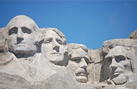 Mount Rushmore - věčná připomínka čtyř významných amerických prezidentů 