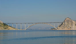 Betonový most vedoucí z pevniny na ostrov Krk