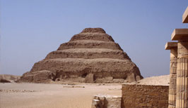 Stupňovitá pyramida faraona Džosera v Sakkáře