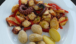 Varianta Papas arrugadas s chobotnicí - Kanárská kuchyně