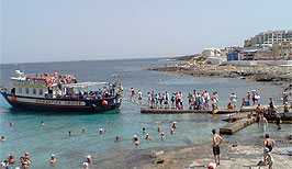 Pláž a výletní loď - Bugibba - Malta