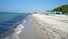 Pláž v letovisku Tigaki
