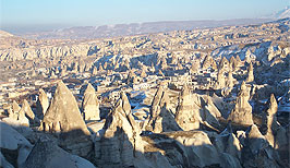 Kappadokie - hojně navštěvovaná oblast se skalními útvary - Turecko